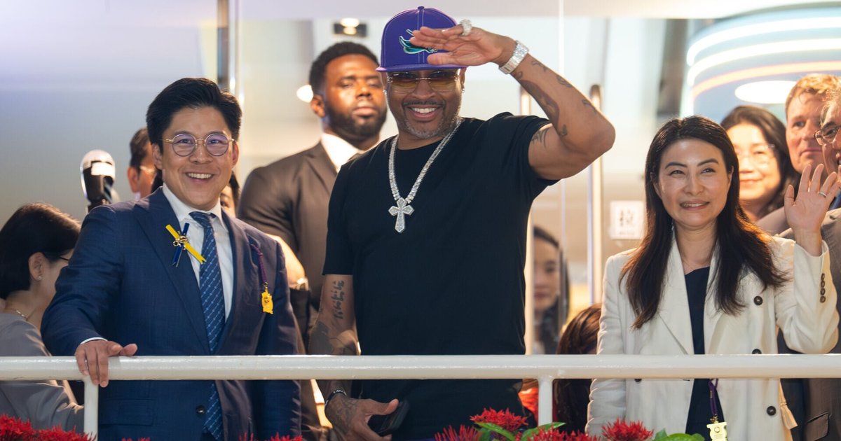 NBA传奇球星艾佛逊现身跑马地马场观赏夜马赛事