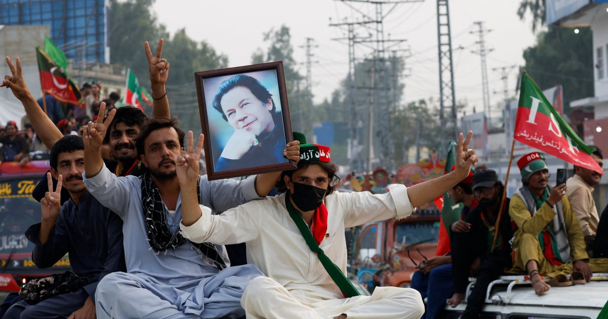 Pakistan suspends Khan ally government in emergency move