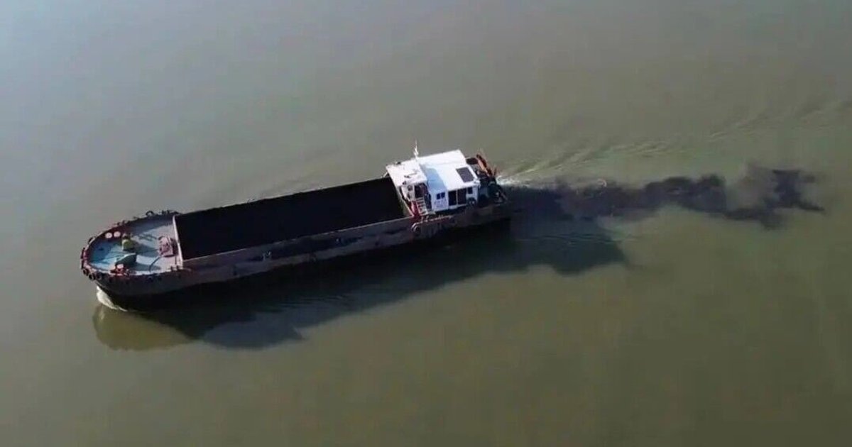 Three Barges Suspected of Dumping Black Sludge into Yangtze River near Wuhan