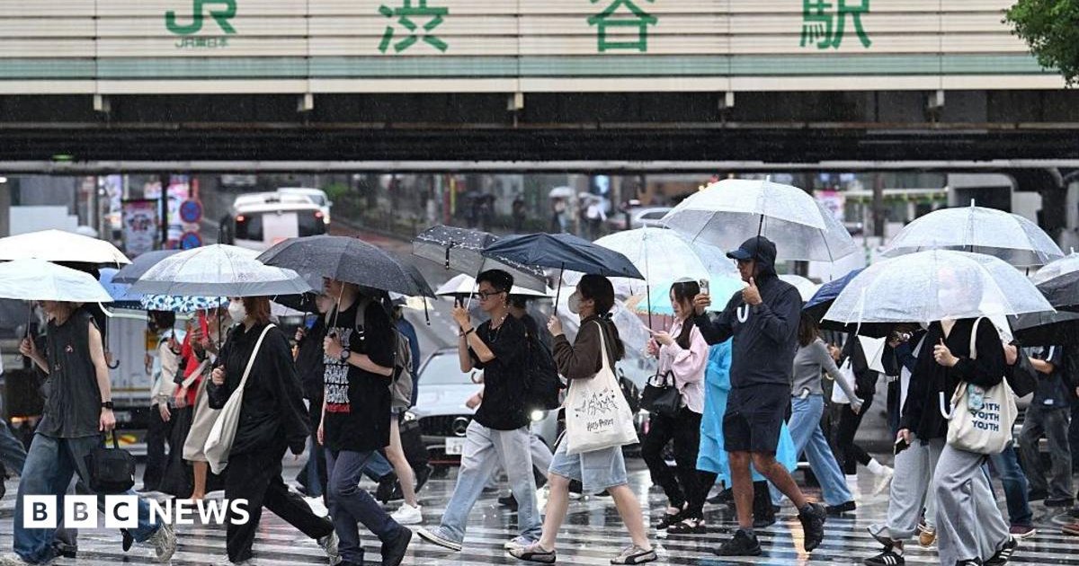 Typhoon Dujuan Bears Down on Japan's East Coast, Disrupting Transport and Events