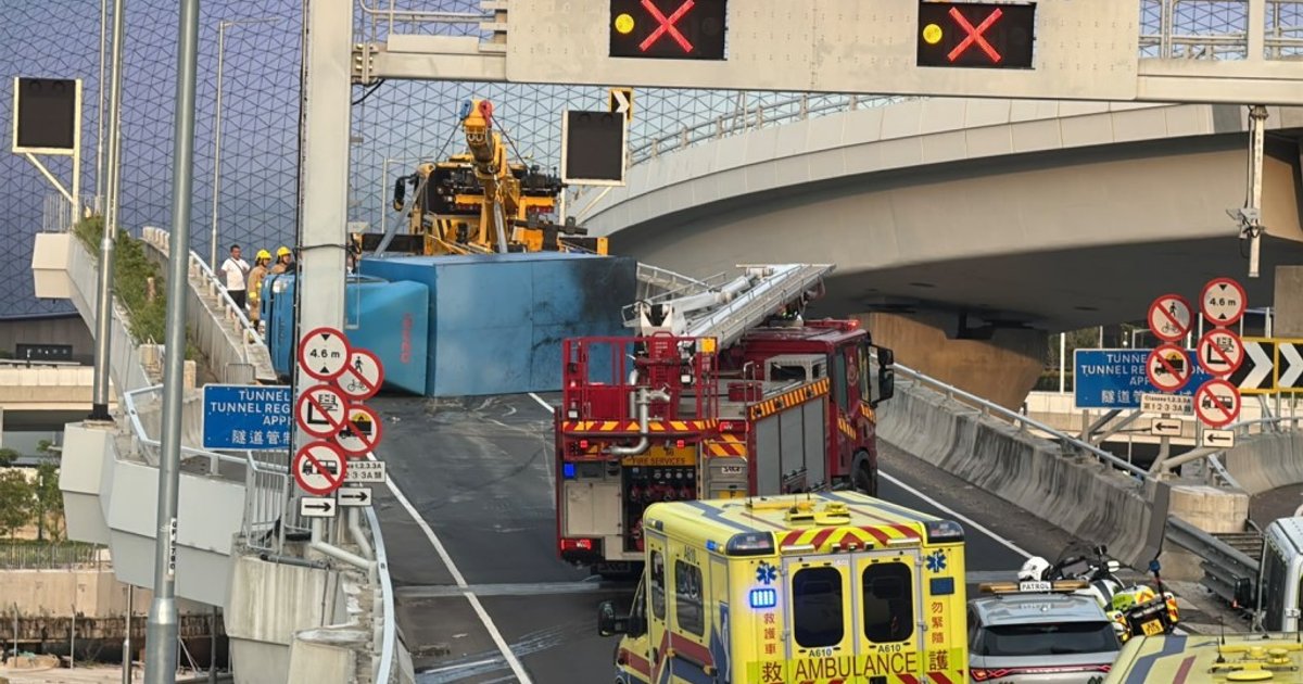 Truck Flips on Kai Fuk Road, Central Kowloon Route Lane Fully Closed