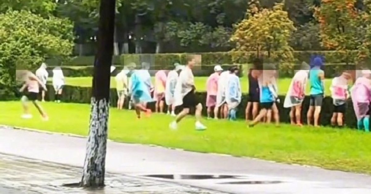 哈尔滨马拉松︱选手霸厕所避雨 参赛者路边集体小便︱有片