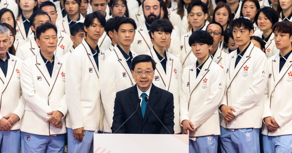 李家超向亚运代表团授旗 赞扬运动员“永不言败”精神