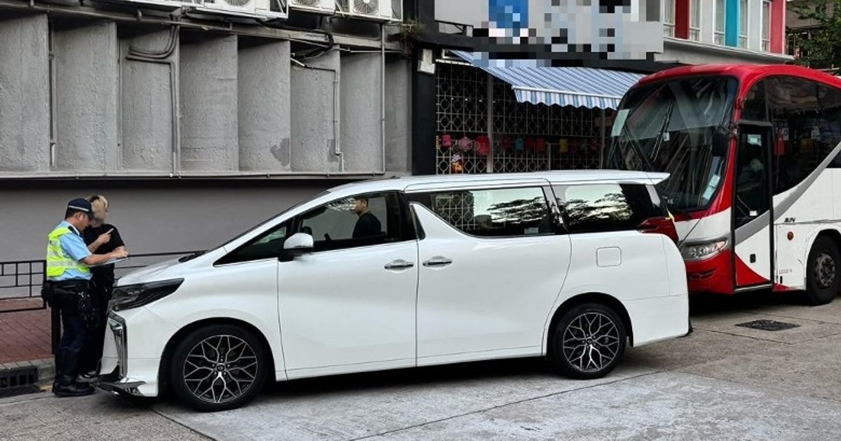 West Kowloon Police Arrest Two Illegal Hire Drivers