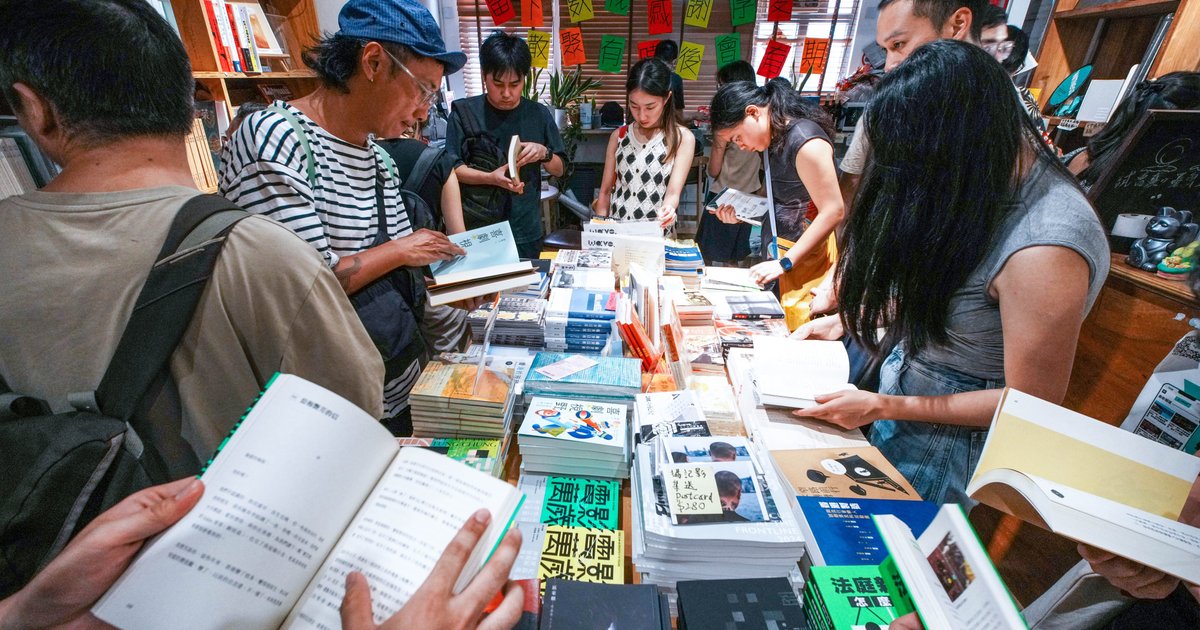 香港独立书店遭国安警搜查后结业 最后一天现排队人潮