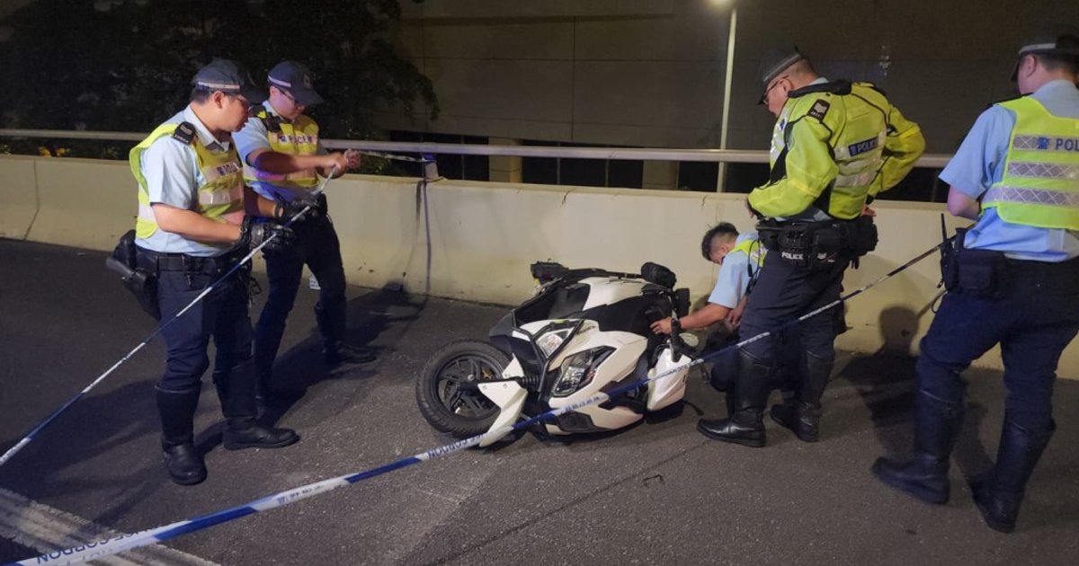 西九龙公路比亚迪私家车变线撞摩托车 骑士被抛飞30米一度昏迷送院