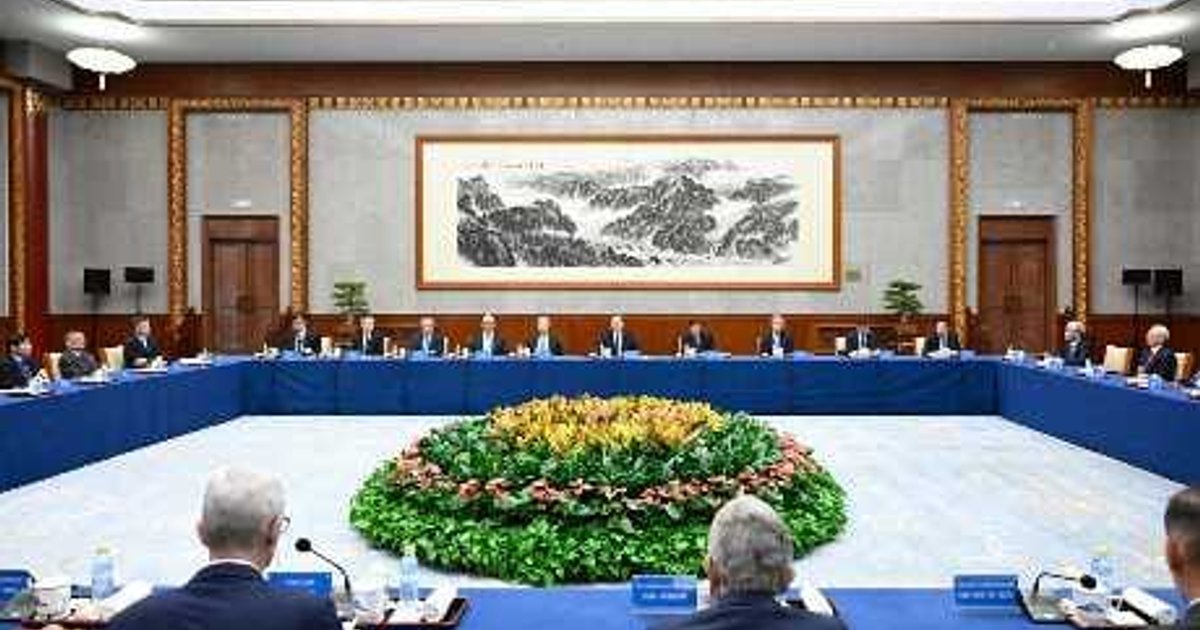 Ding Xuexiang Meets Cook, Tsinghua Advisers on AI
