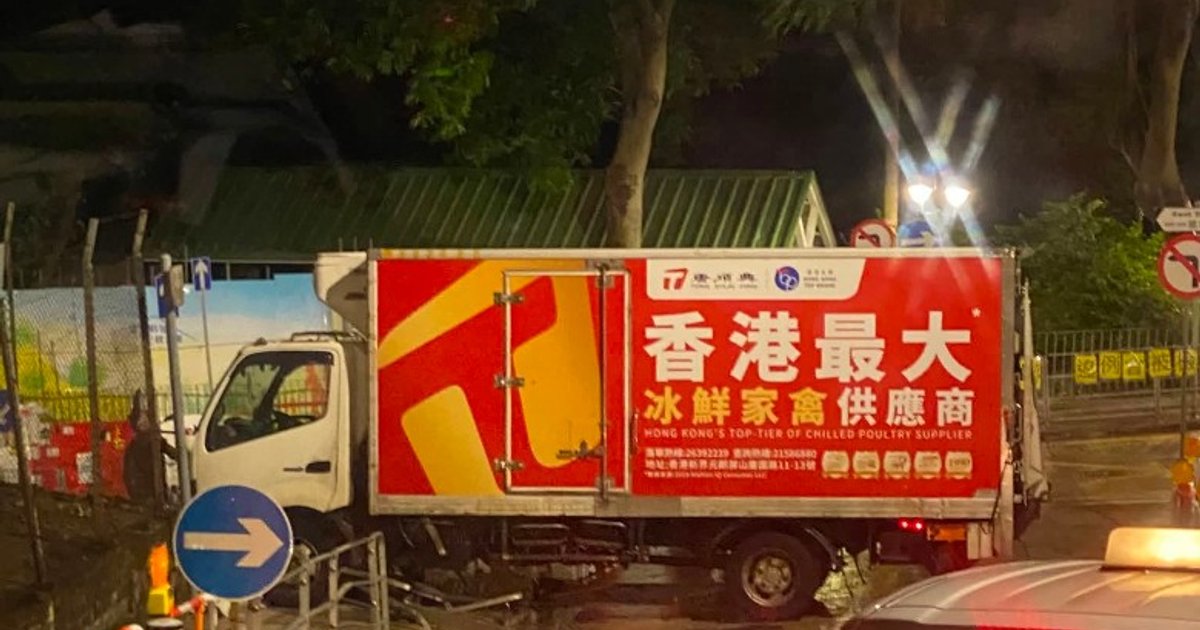 葵涌密斗貨車疑閃避黑貓失控掃欄 司機一度被困車內 毋須送院