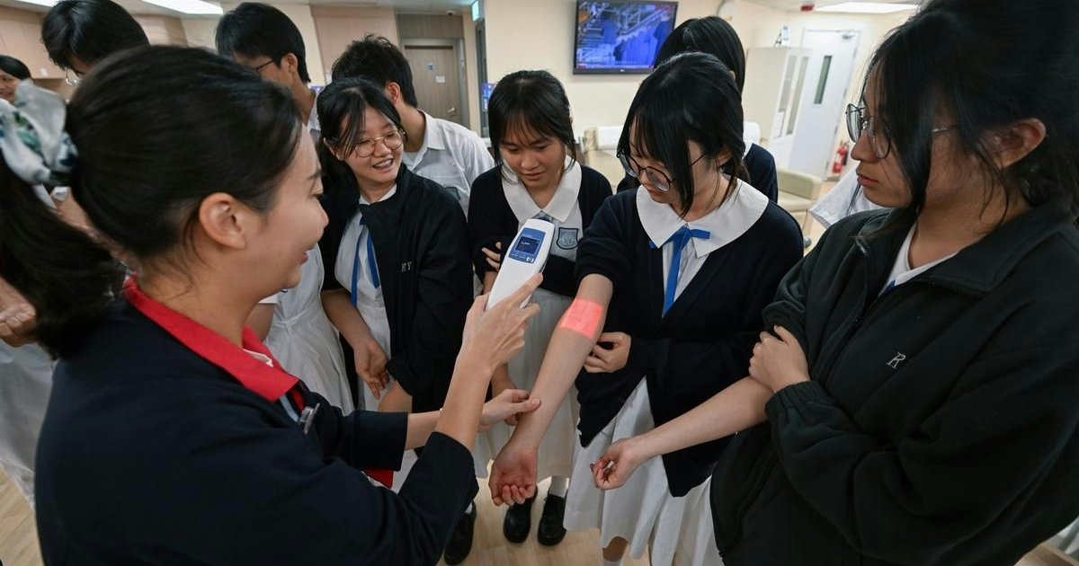 捐血中心导赏助中学生释疑 首次捐血称更安心