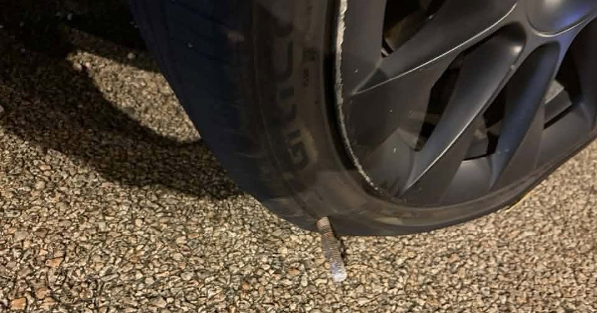 吐露港公路爆胎｜工程铁钉散落四线 多车遭殃 警联水路政清理