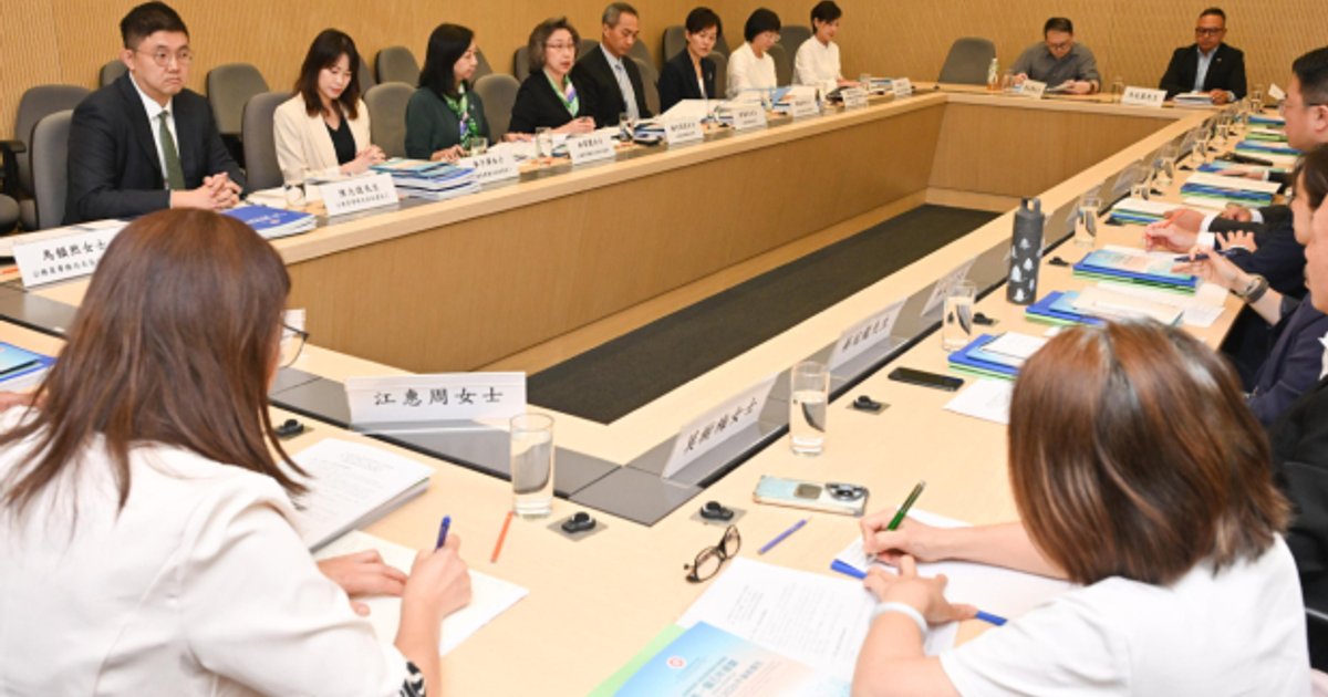 Yeung briefs civil servants on five-year reform push