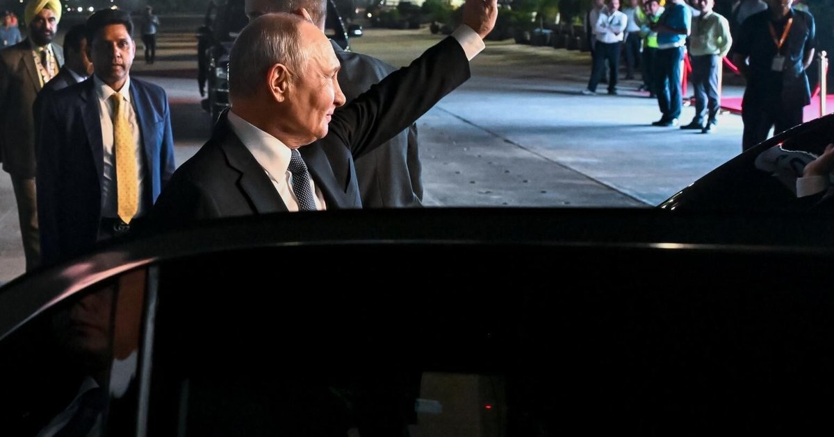 Putin's Armored Aurus Senat Spotted on New Delhi Streets During BRICS Summit