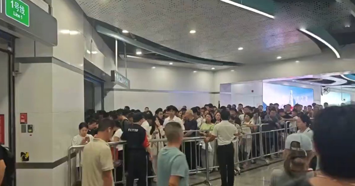 Shenzhen Metro Line 1 Disrupts Evening Commute with Equipment Failure