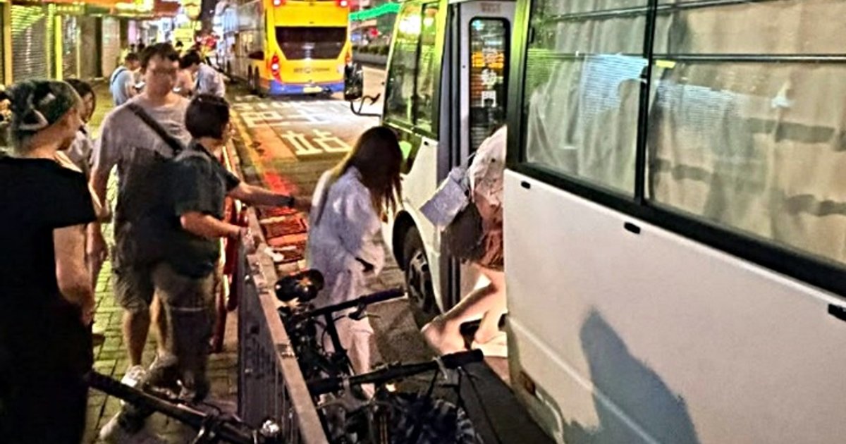 深水埗跨部门扫黄拘18名内地女子