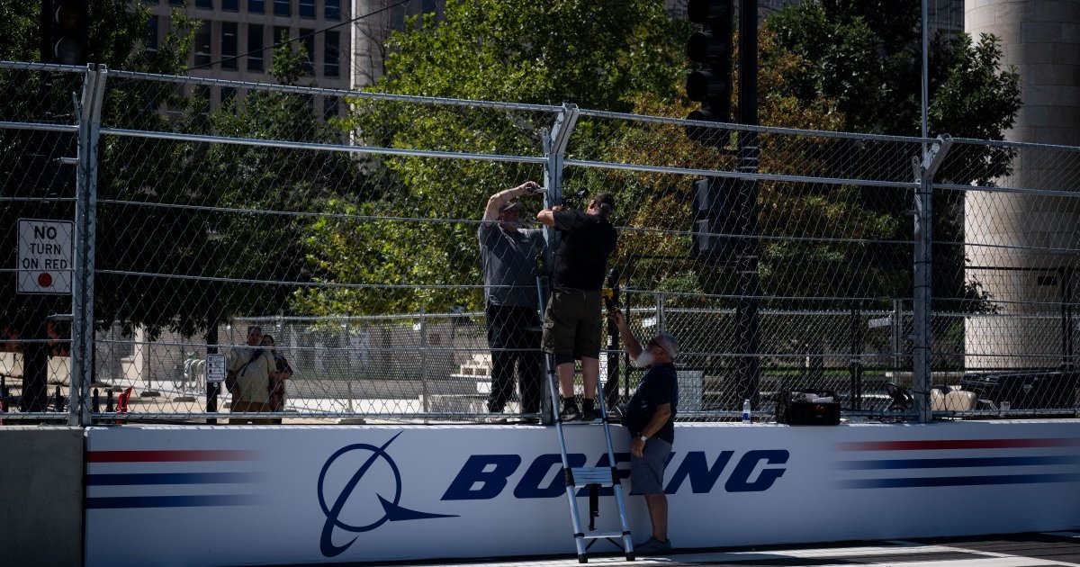 特朗普率团出席史上首届华盛顿街道赛　IndyCar极速穿越首都地标