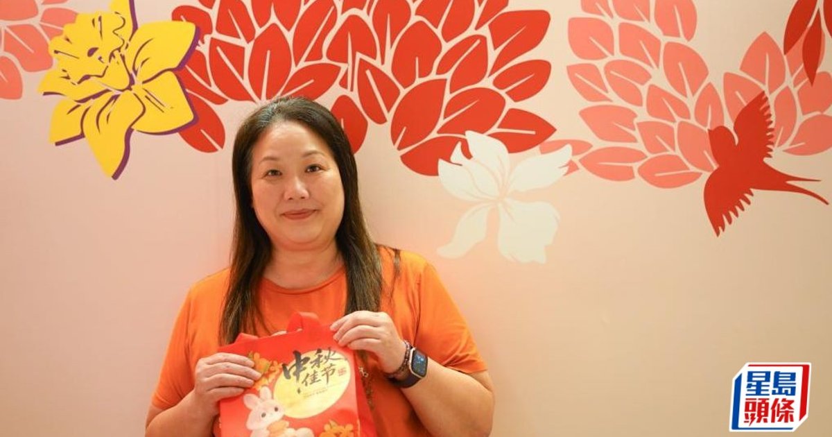 Volunteer Hairdressers Bring Human Warmth to Hospital Wards