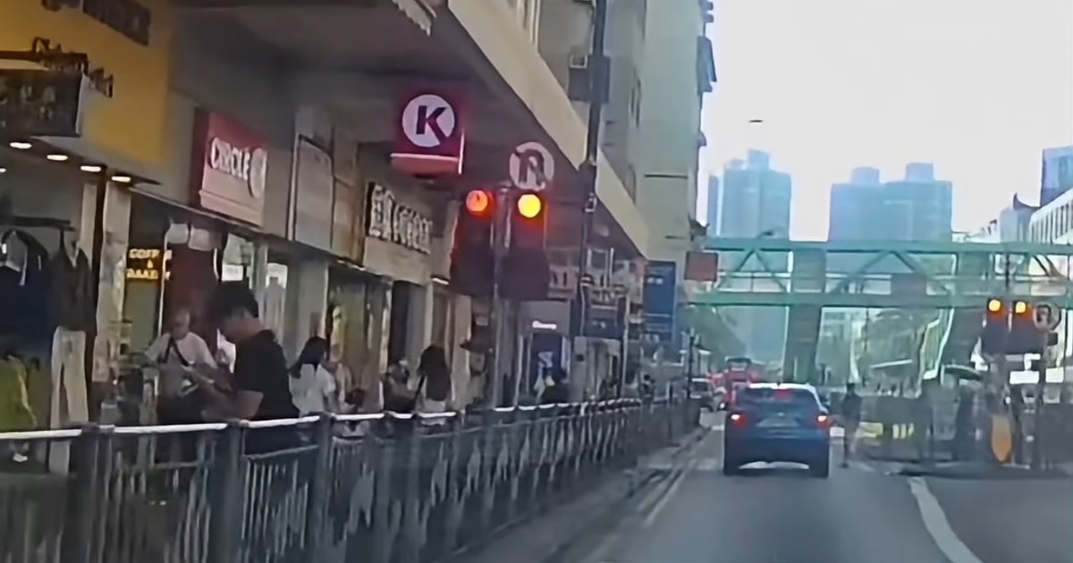 Yuen Long Driver Runs Red Light, Pedestrian Kicks Car