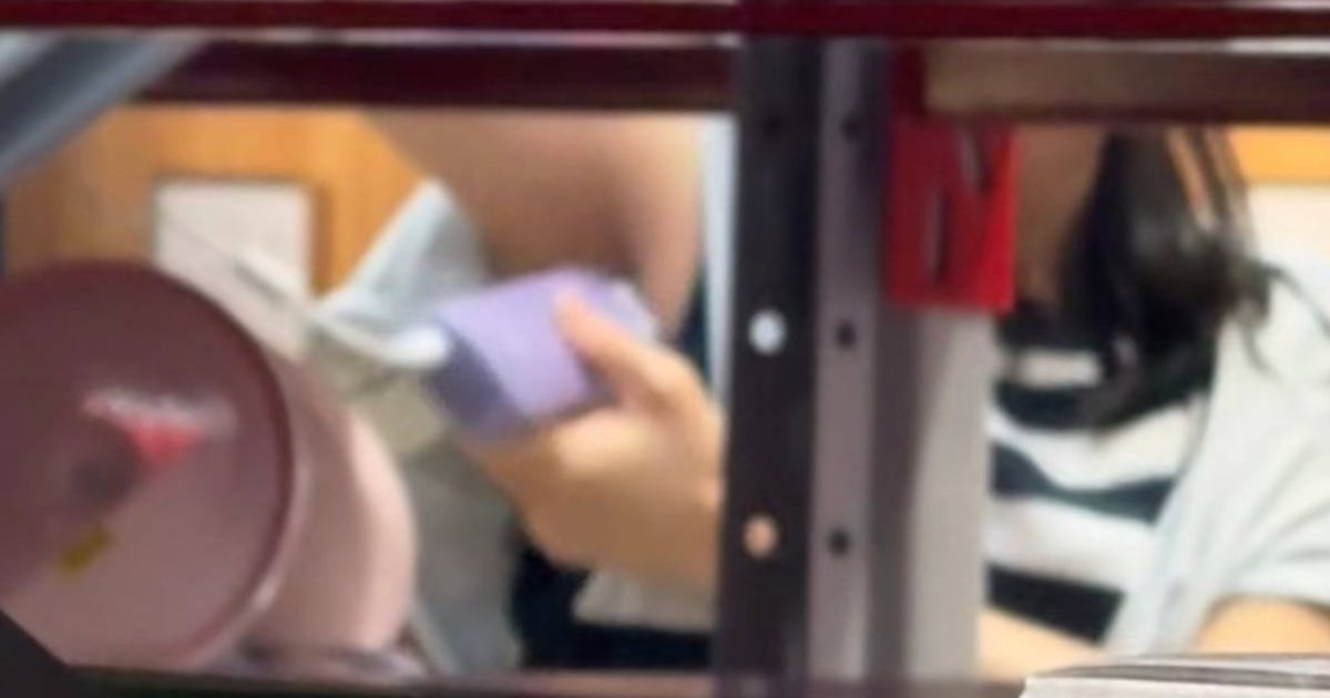Shenzhen Sam's Club Customers Caught Using Display Hair Removers to Shave On-Site