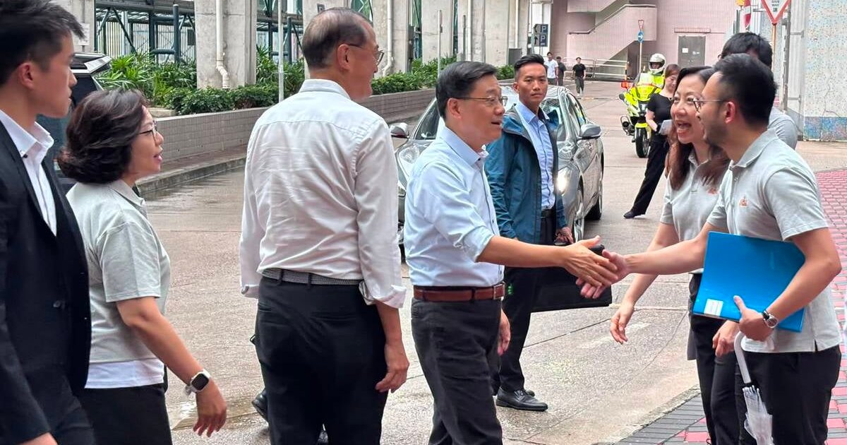 李家超到元州邨落区探访居民
