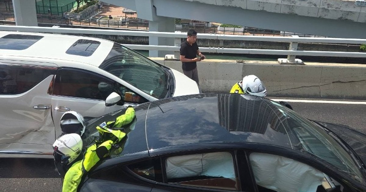 东区走廊Tesla司机晕倒撞三车 东隧往香港岛实施间歇封闭