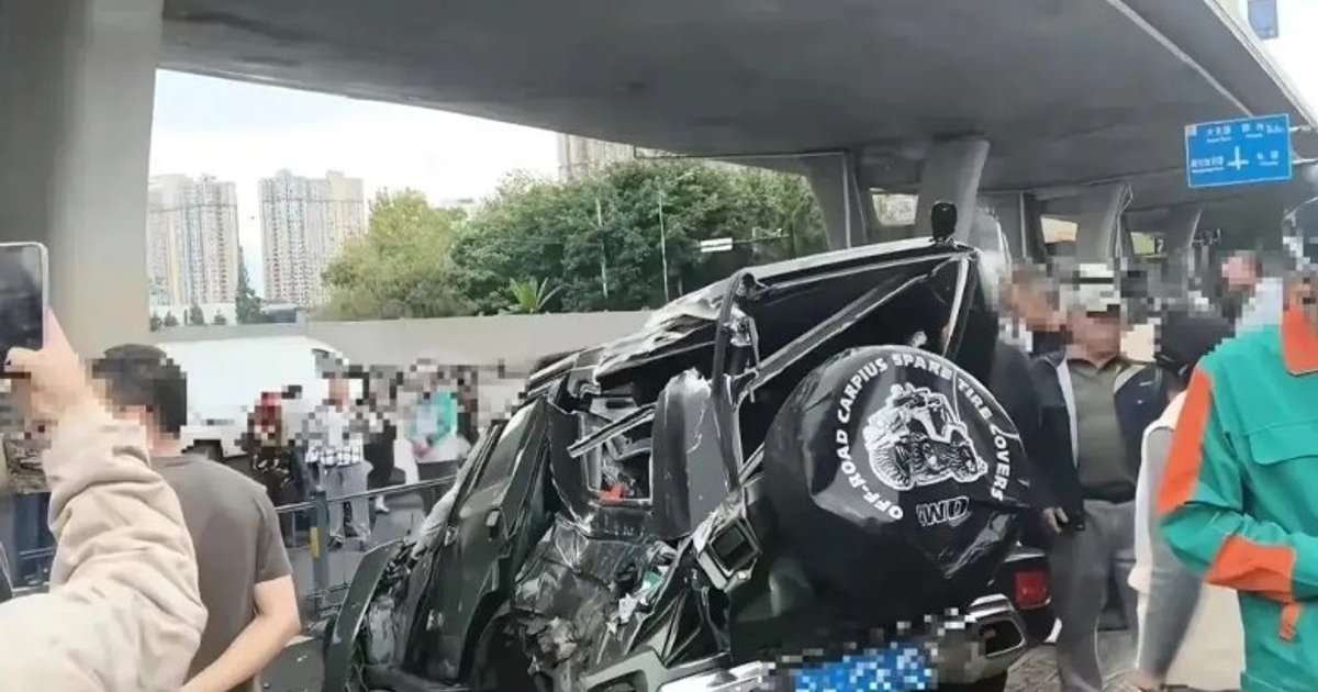 成都越野车高架桥坠落 司机不治 护栏砸伤电动车司机