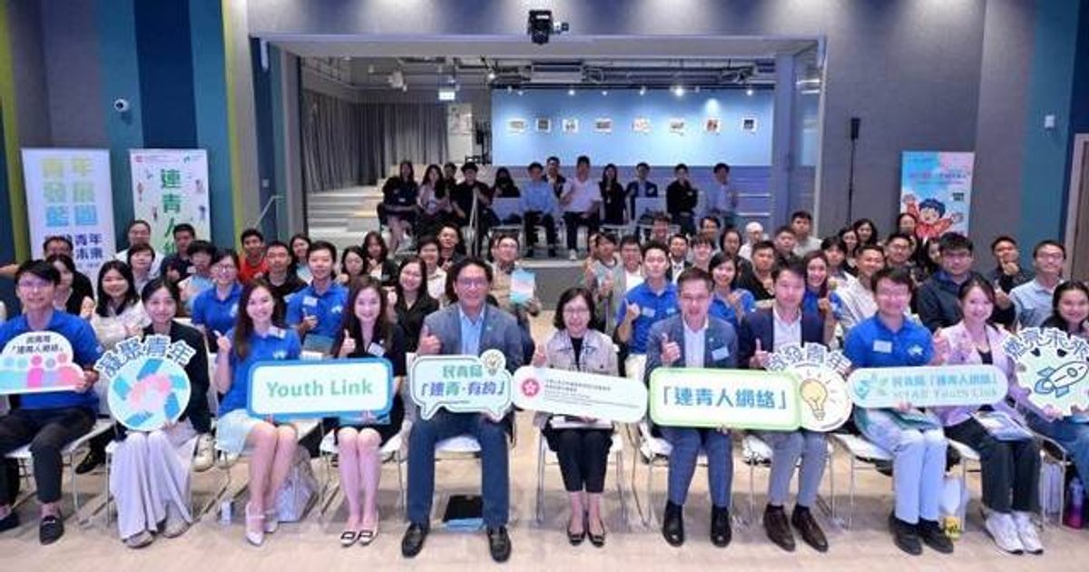 麥美娟向青年簡介五年規劃及施政報告措施