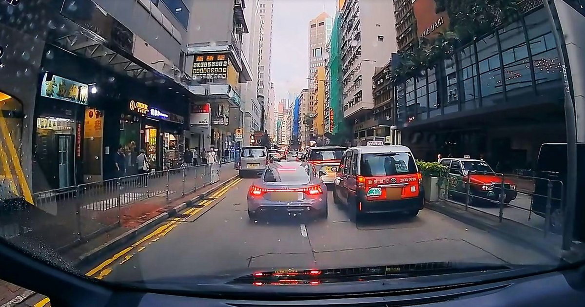 Audi Driver in Wan Chai Reaches Out to Open Taxi Door to Force Lane Change