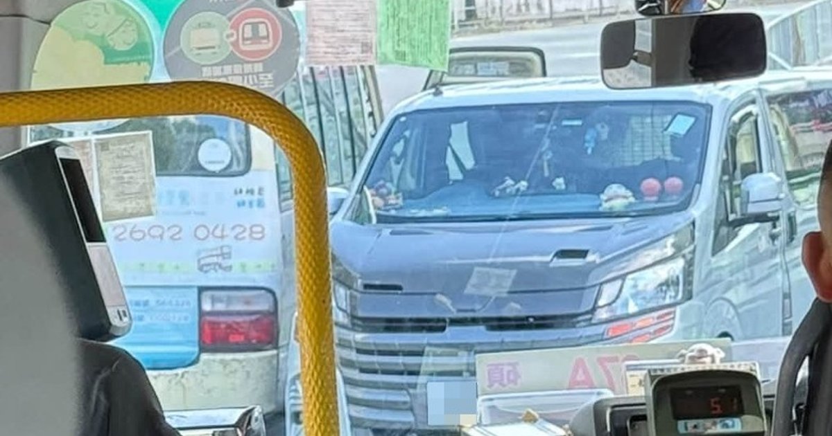 沙田小巴與客貨車相撞 造成七人受傷