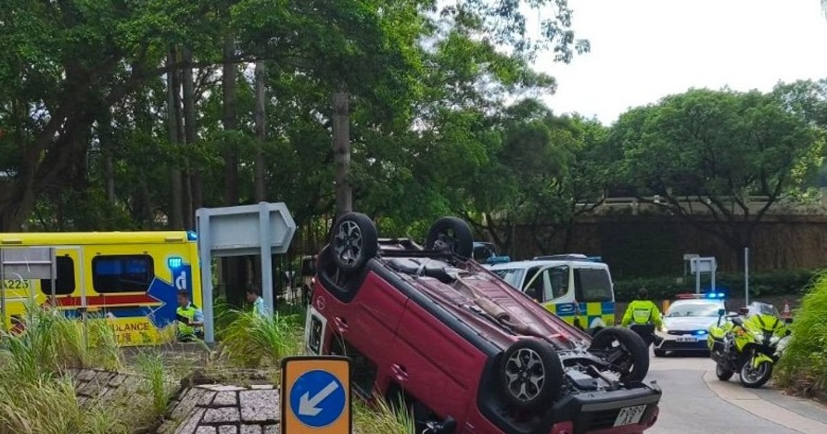 粉嶺私家車失控撞壆四輪朝天 女司機自行爬出送院治理