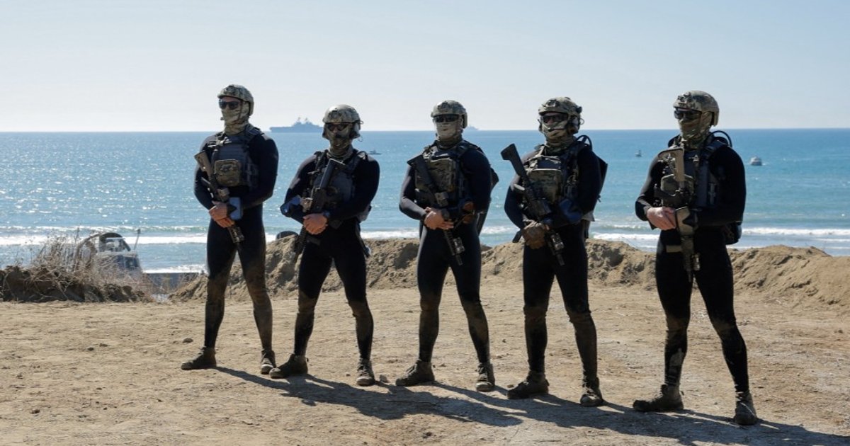 US Navy SEALs Conducted Secret Nighttime Mine Clearance in Strait of Hormuz