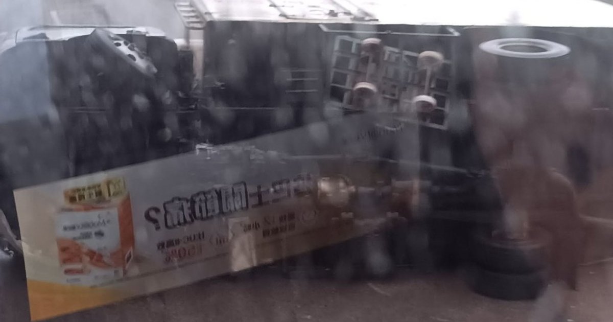 屯门公路往九龙方向货车侧翻 司机被困获救送院