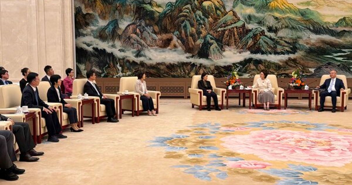 Education chief leads Hong Kong delegation to Beijing