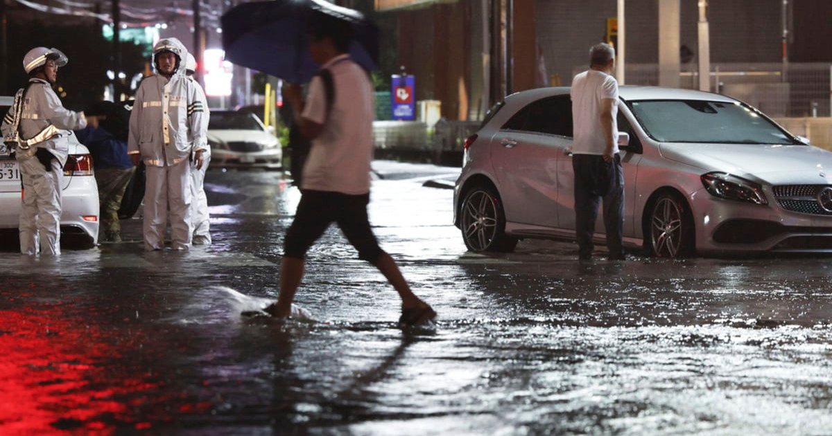 Chiba Floods Kill 4, Stranding 7,000 at Narita Airport
