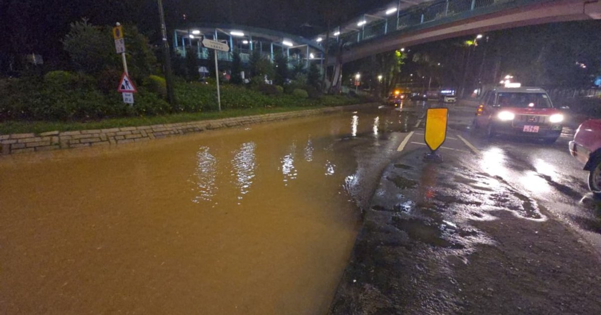 Burst Seawater Pipe Floods Tsim Sha Tsui Road; Traffic Disrupted