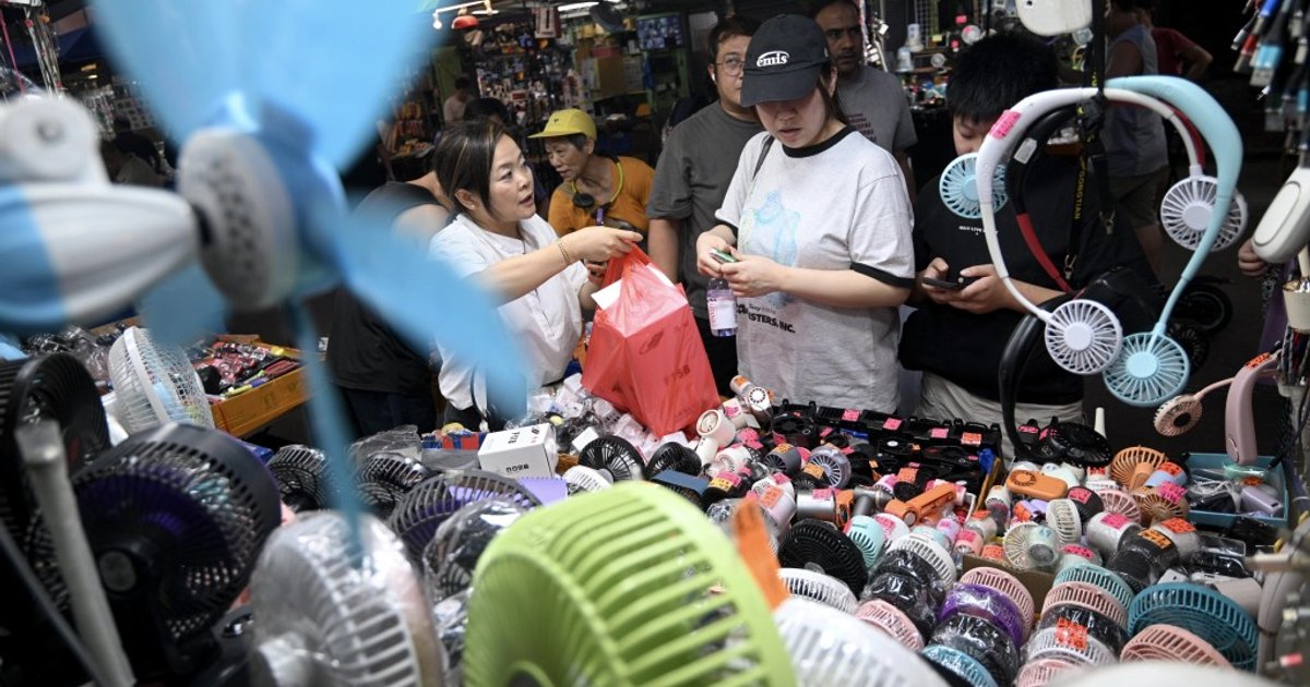 Record Heat Drives Fan Sales Surge in Sham Shui Po