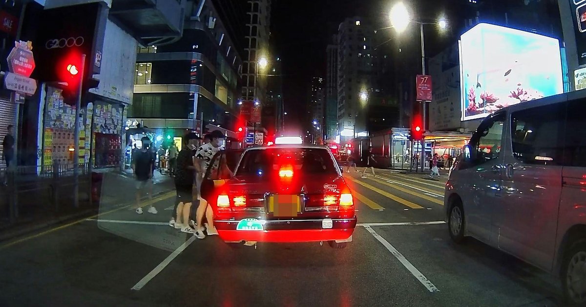 旺角的士遭當街棍毆 警拘17歲少年提堂