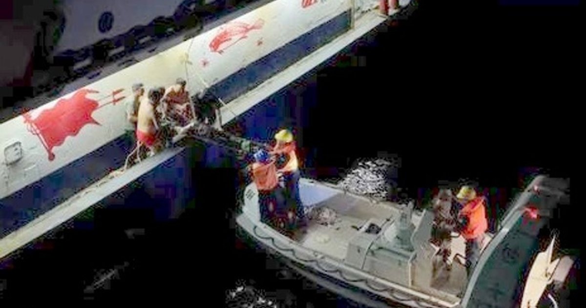 渔民海上断臂血流不止 东部战区3舰施救