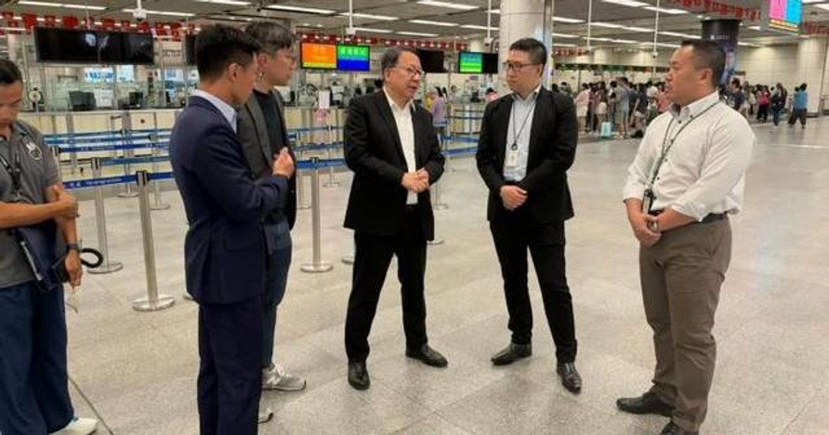 Chan Kwok-ki inspects border crossings after queues