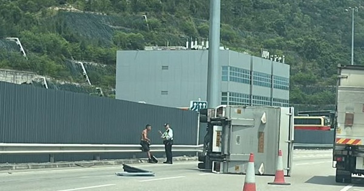 屯赤隧道货车失控侧翻 司机自行爬出轻伤送院