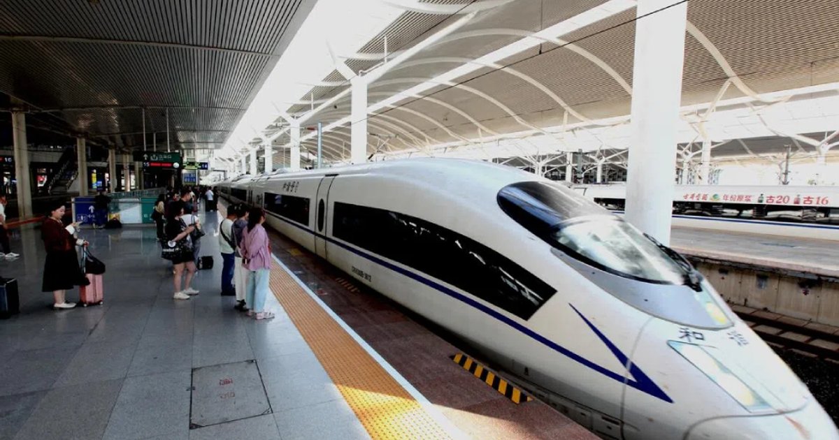 中国铁路前8月客量破33亿 广深港高铁跨境客增一成