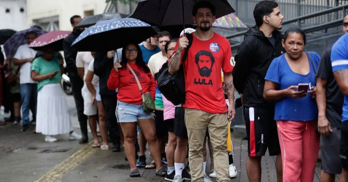 巴西总统选举次轮投票展开 卢拉与弗拉维奥胶着