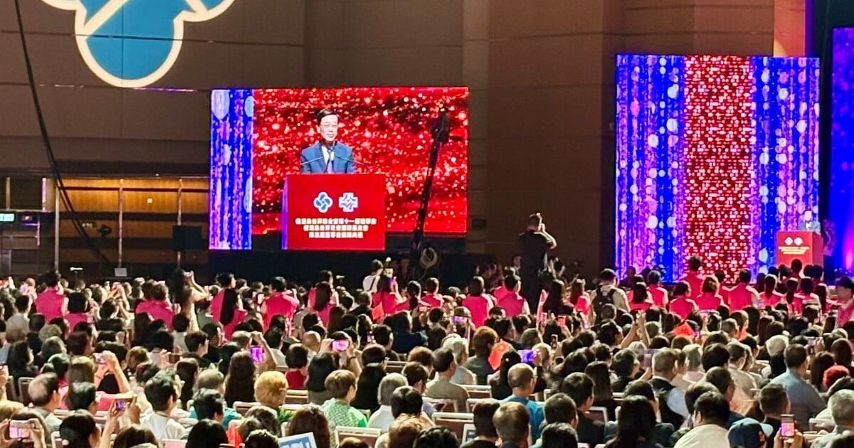 Lee urges sectors to help deliver five-year plan