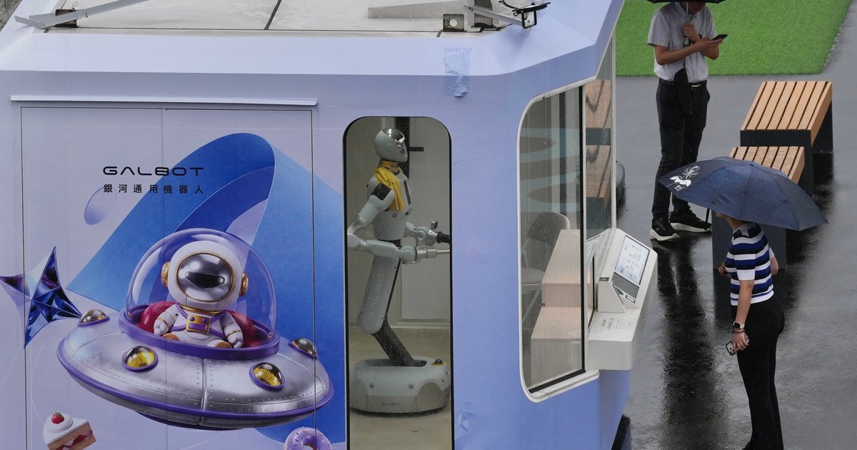 Robot Convenience Stores Launch in Hong Kong Amid Rain, Tech Issues