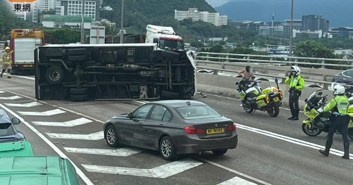 大老山公路货车自炒侧翻 司机一度被困