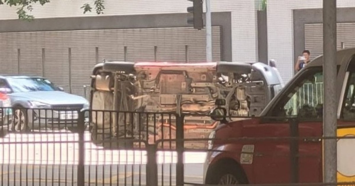 铜锣湾两出租车相撞一车侧翻 两司机受伤送院治理