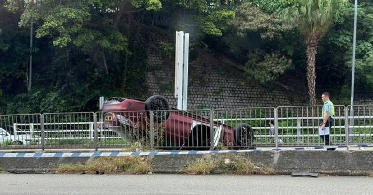 红磡公主道私家车翻侧 司机轻伤自行脱困