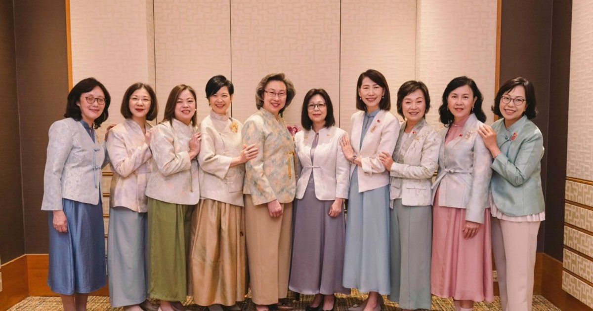 理大時裝及紡織學院設計「新中式時裝」 特首夫人聯同九名女高官著華服賀國慶