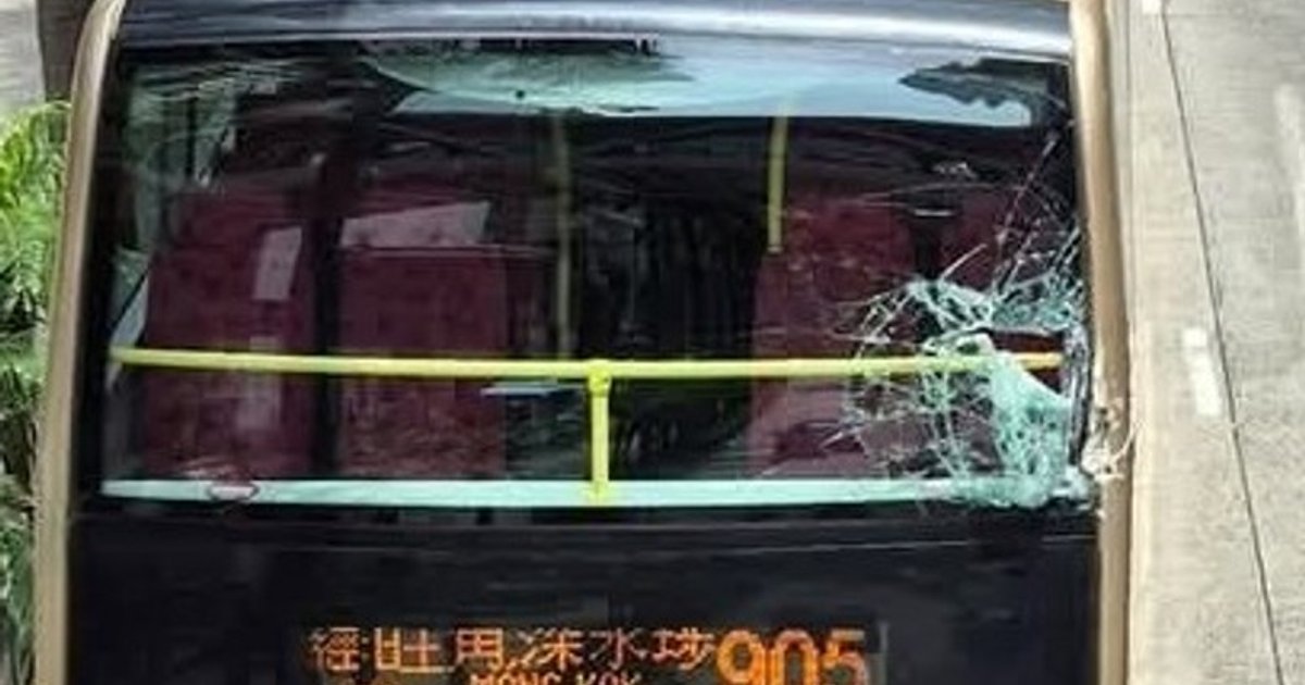 灣仔吊臂車失控撞爆九巴上層玻璃 幸无人受伤