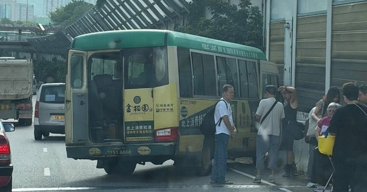 粉嶺公路小巴與工程車相撞　18至20人輕傷　往九龍方向一度全線封閉