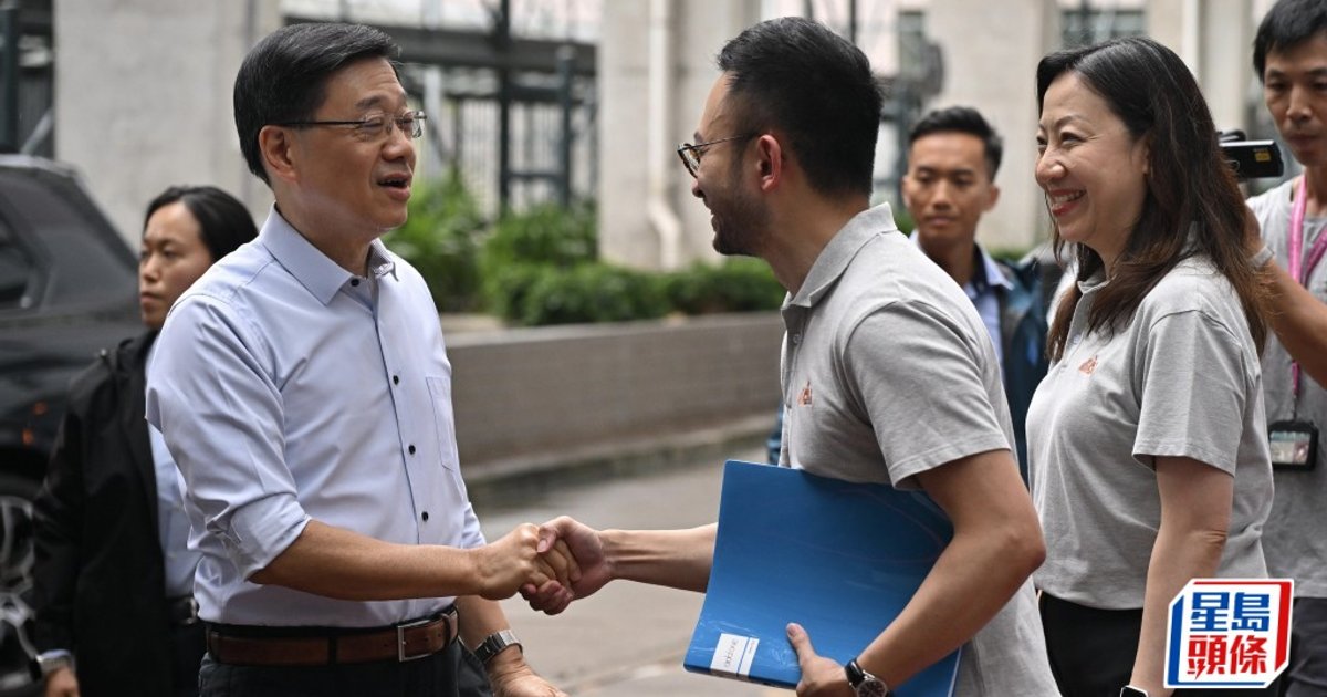 李家超落區探訪長者　稱落實居家安老須有強大社區支援